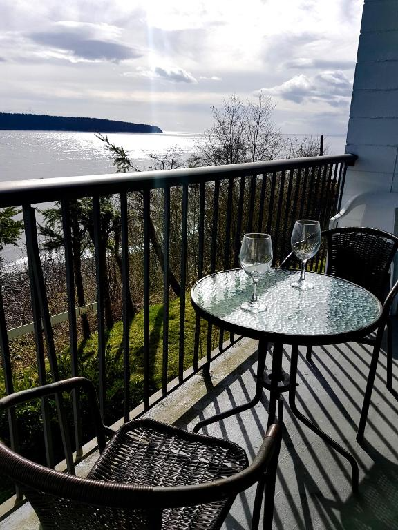 Oceanfront King Room with Private Balcony 2nd Floor - Photo 16
